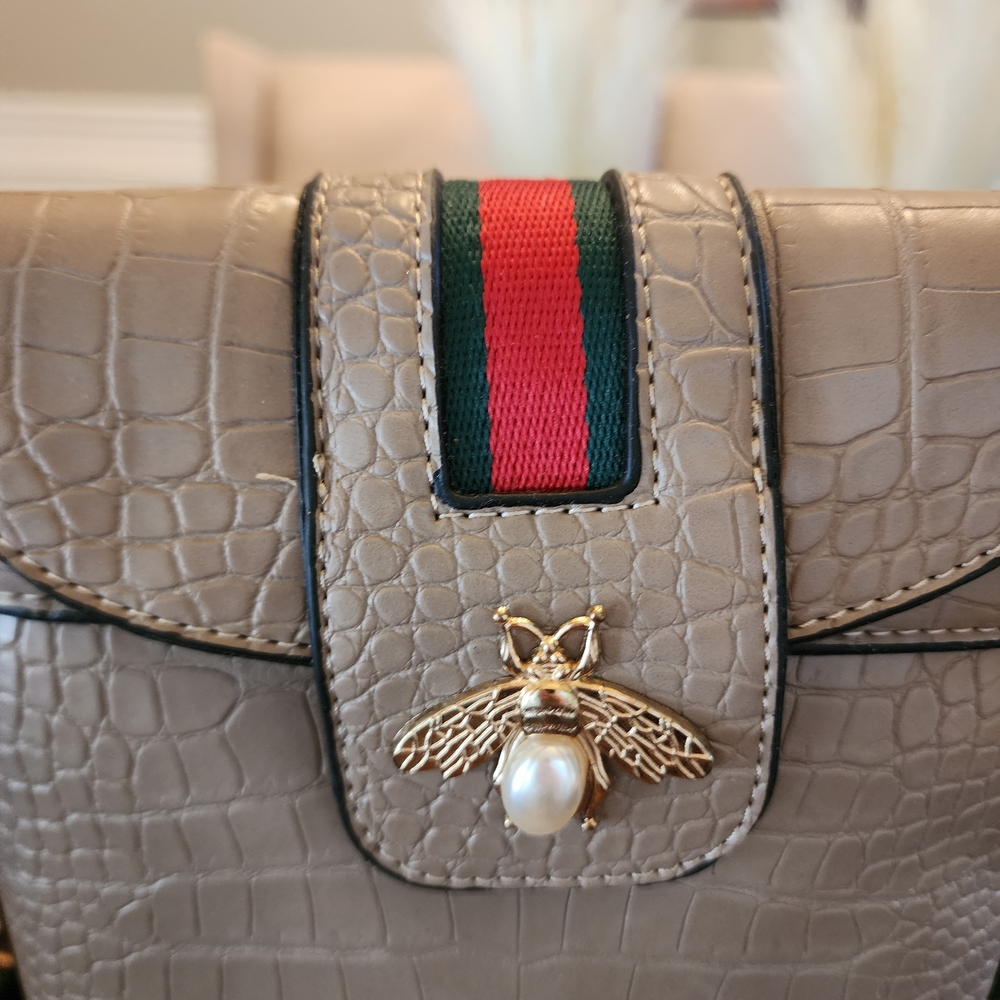 Elegant Beige Croc-Embossed Bag with Gold Bee Accent - Picture 4 of 7